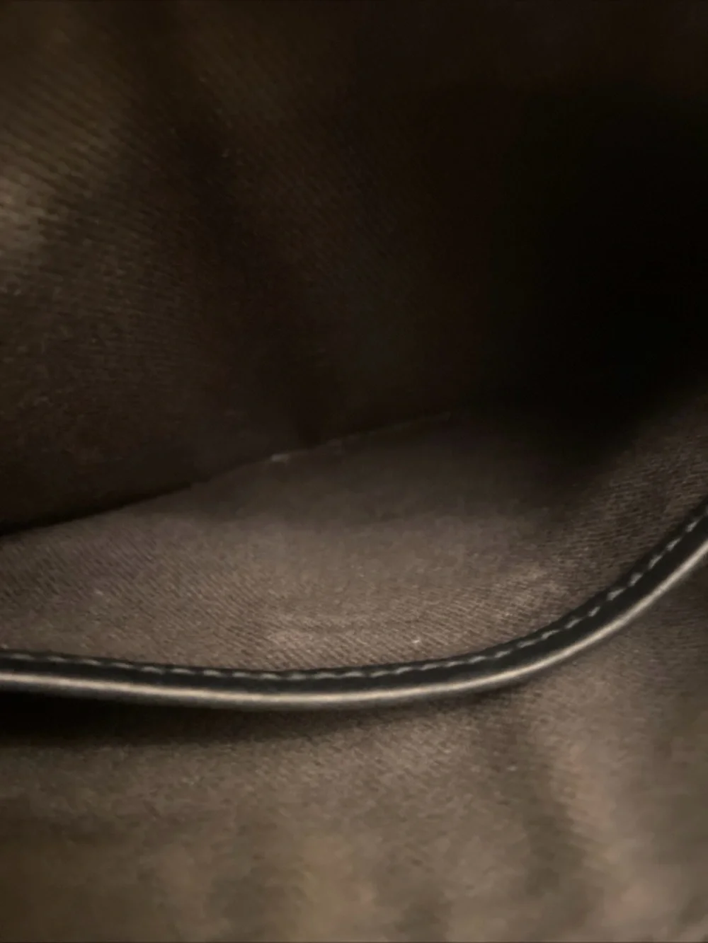 MADEWELL The Simple Crossbody Bag in True Black. - Picture 13 of 14